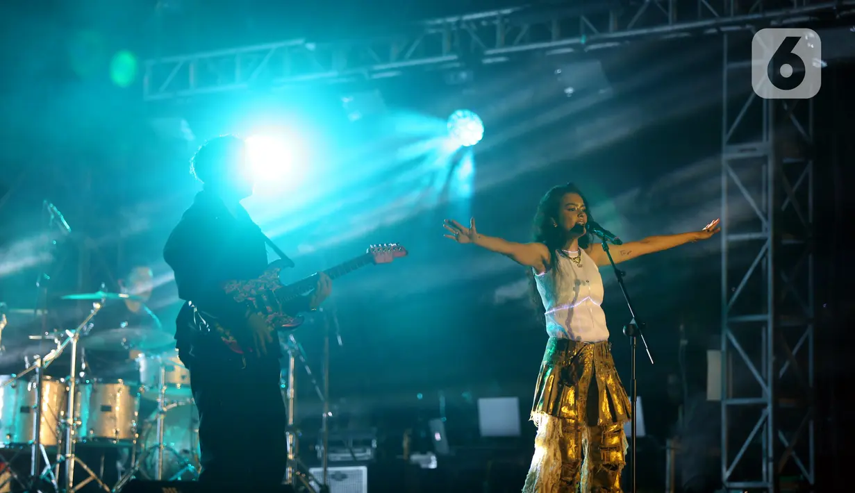 "Ini pertama kali aku main di Synchronize Festival," ucap Eva dengan semangat. (Liputan6.com/Johan Tallo)