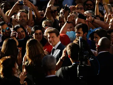 Aktor Tom Cruise menyapa pengemarnya saat tiba menghadiri pemutaran film "The Mummy" di Madrid, Spanyol (29/5). The Mummy akan diputar di Indonesia pada 7 Juni 2017 mendatang. (AP Photo / Francisco Seco)