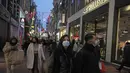 Orang-orang melintasi jalan di Amsterdam, Belanda, Sabtu (18/12/2021). Pemerintah Belanda akan melakukan penguncian ketat atau lockdown selama periode Natal dan Tahun Baru untuk mencoba menahan varian covid-19 Omicron yang sangat menular. (AP Photo/Peter Dejong)
