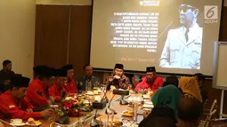 Ketua Umum ICMI, Jimly Asshiddiqie menggelar pertemuan dengan Sekjen DPP PDI Perjuangan Hasto Kristiyanto dana rombongan di kantor ICMI, Jakarta, Rabu (13/12). Kunjungan tersebut dalam rangka menjalin silaturahmi. (Liputan6.com/Angga Yuniar)