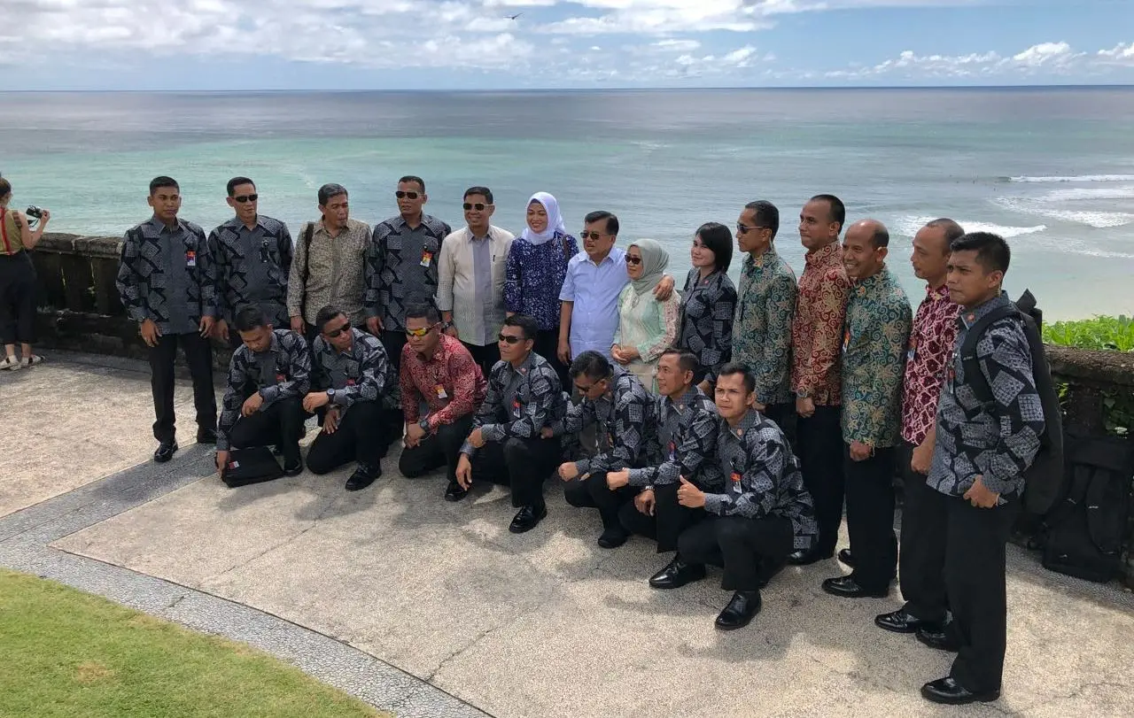 Wapres Jusuf Kalla foto bersama pengawalnya di Bali. (Istimewa)