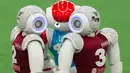 Robot tim Italia, nomadZ (merah) dan robot tim Luxenbourg berebut bola pada ajang 'RoboCup German Open 2017' di Magdeburg, Jerman, Minggu (7/5). Sekitar 200 tim dengan 1000 peserta dari 15 negara mengikuti ajang kompetisi robot ini. (AP Photo/Jens Meyer)