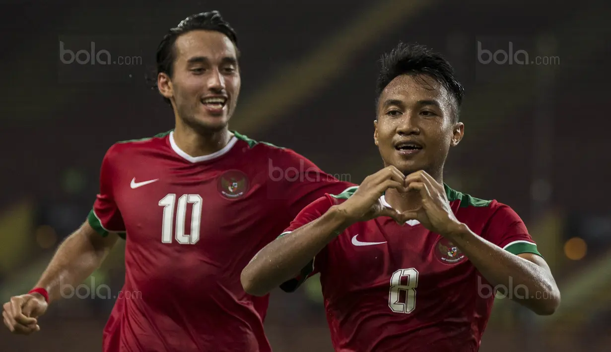 Muhammad Hargianto (kanan) menerima kartu kuning pada menit ke-64 setelah melanggar pemain Kamboja pada laga Grup B SEA Games 2017 di Stadion Shah Alam, Selangor, Kamis, (24/8/2017). Indonesia menang 2-0. (Bola.com/Vitalis Yogi Trisna)