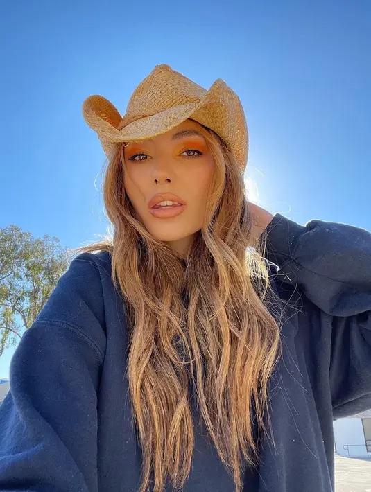 Berprofesi sebagai seorang model, penampilannya selalu memberikan kesan modern dan minimalis.