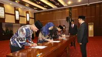 Sekretaris Jenderal Kementerian Ketenagakerjaan Anwar Sanusi melantik dan mengambil sumpah 16 Pejabat Fungsional di lingkungan Kementerian Ketenagakerjaan pada Senin (13/11/2023).