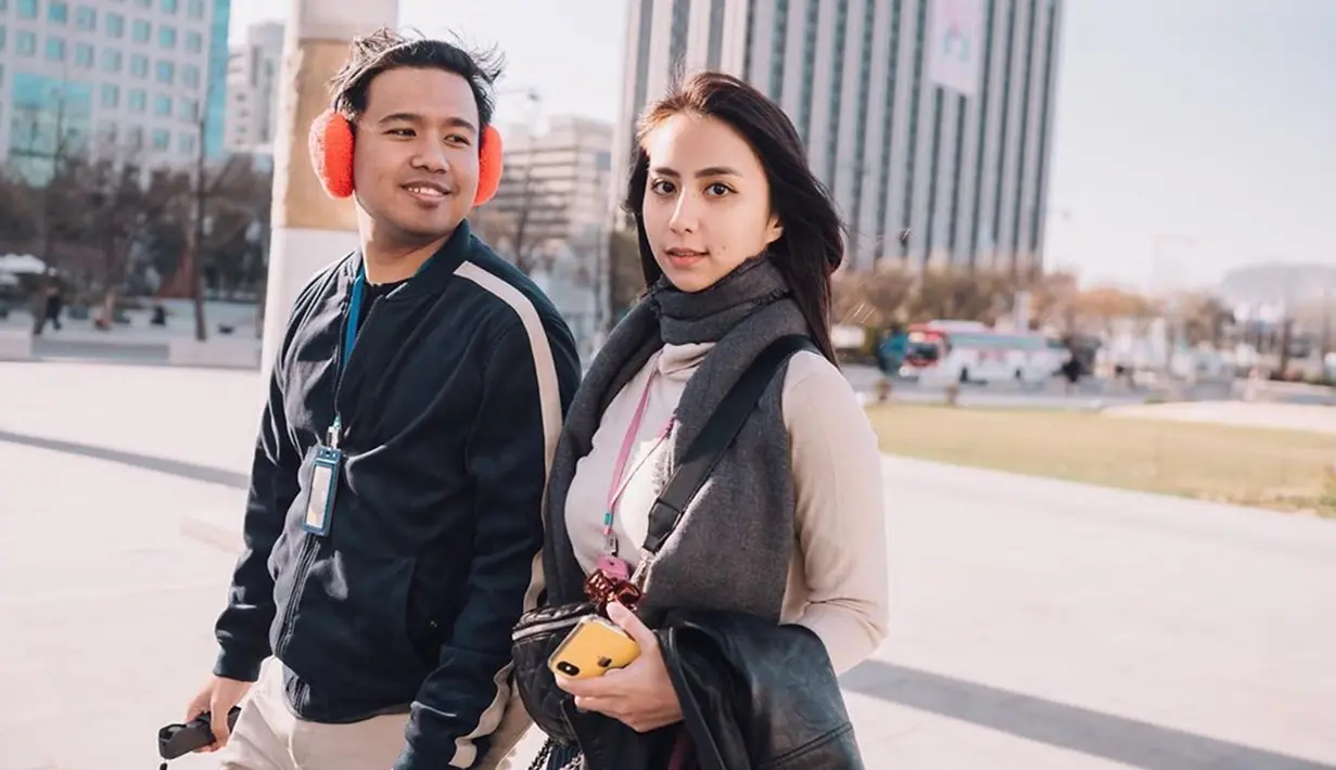 Keromantisan mereka selalu tampak pada setiap foto yang mereka unggah dengan latar pemandangan saat liburan. Selain itu, pasangan ini juga kerap melakukan hal konyol seolah tak ada lagi kata 'jaim' dan romantis banget. (Liputan6.com/IG/@jojosuherman)