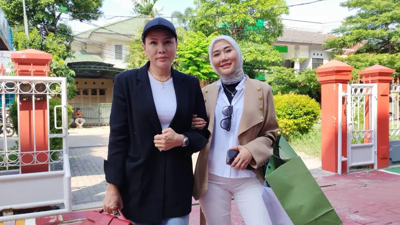 Marrisya Icha dan Fitri Salhuteru usai menjenguk Medina Zein.