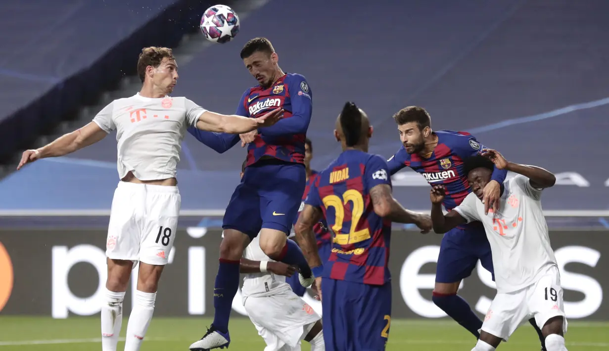 Gelandang Bayern Munchen, Leon Goretzka, berebut bola dengan bek Barcelona, Clement Lenglet, pada pada perempat final Liga Champions 2019/2020 di Estadio Da Luz, Sabtu (15/8/2020) dini hari WIB. Bayern Munchen menang telak 8-2 atas Barcelona. (AFP/Manu Fernandez/pool)