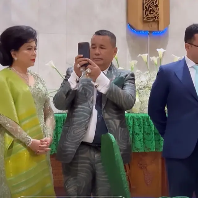 6 Gaya Nyentrik Hotman Paris di Prosesi Adat Partumpolon yang Jadi Sorotan