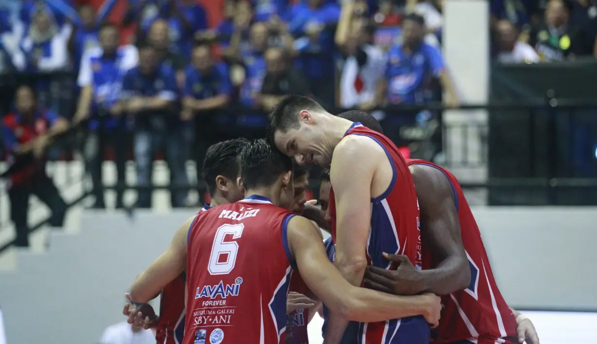 <p>Selebrasi para pemain Jakarta LavAni Allobank Electric setelah mencetak angka saat menghadapi Palembang Bank SumselBabel pada laga terakhir putaran pertama final four PLN Mobile Proliga 2024 di GOR Bung Tomo Surabaya, Minggu (7/7/2024). Jakarta LavAni Allobank Electric menang 3-0 (25-11, 34-32, 25-17). (Dok. PBVSI)</p>