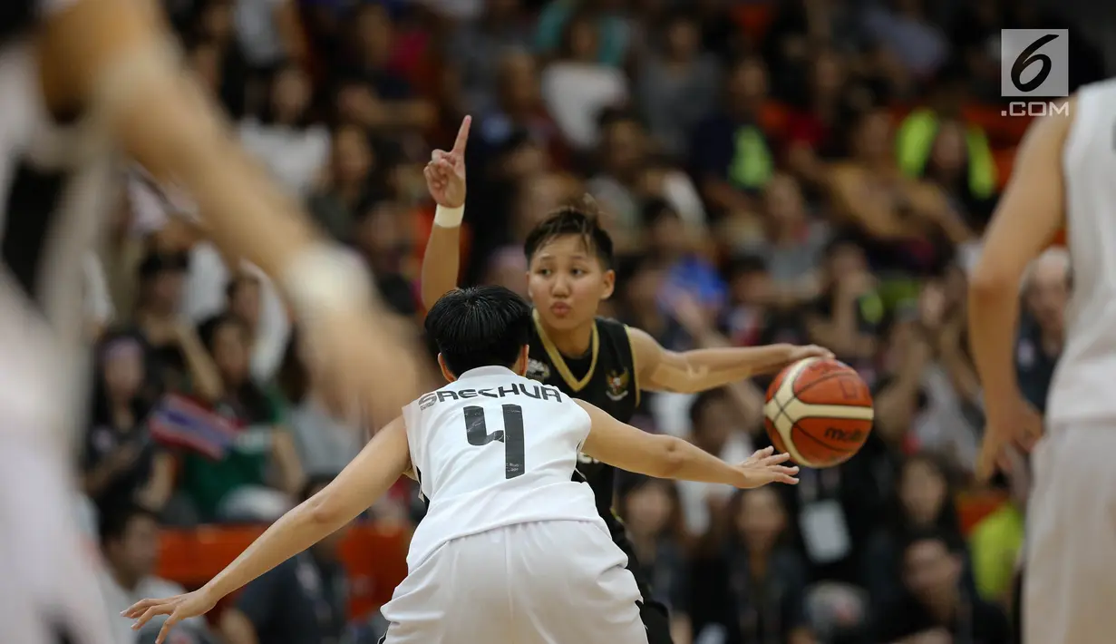 Pemain timnas basket putri Indonesia Cristaline Nathasa Debby mendribel bola dalam laga round robin SEA Games 2017 di MABA Stadium,Kuala Lumpur, Malaysia, Jumat (25/8). Tim basket putri Indonesia kalah dari Thailand 61-70. (Liputan6.com/Faizal Fanani)