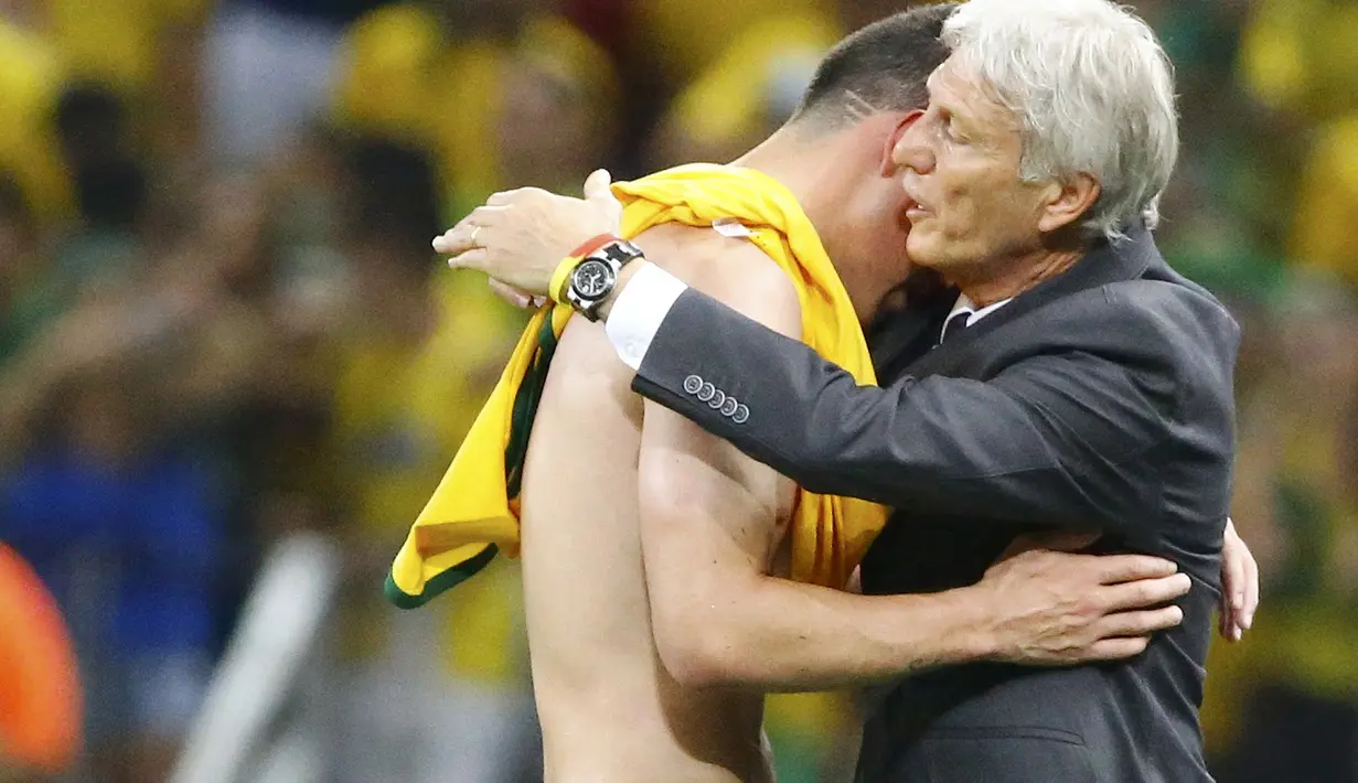 Pelatih Kolombia, Jose Pekerman memeluk pemainnya James Rodriguez, setelah timnya dikalahkan Brasil 1-2, Jumat (4/7/14). (REUTERS/Stefano Rellandini)