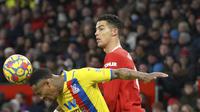 Pemain Crystal Palace Nathaniel Clyne (kiri) menyundul bola di depan pemain Manchester United Cristiano Ronaldo pada pertandingan Liga Inggris di Stadion Old Trafford, Manchester, Inggris, 5 Desember 2021. Manchester United menang 1-0. (AP Photo/Jon Super)