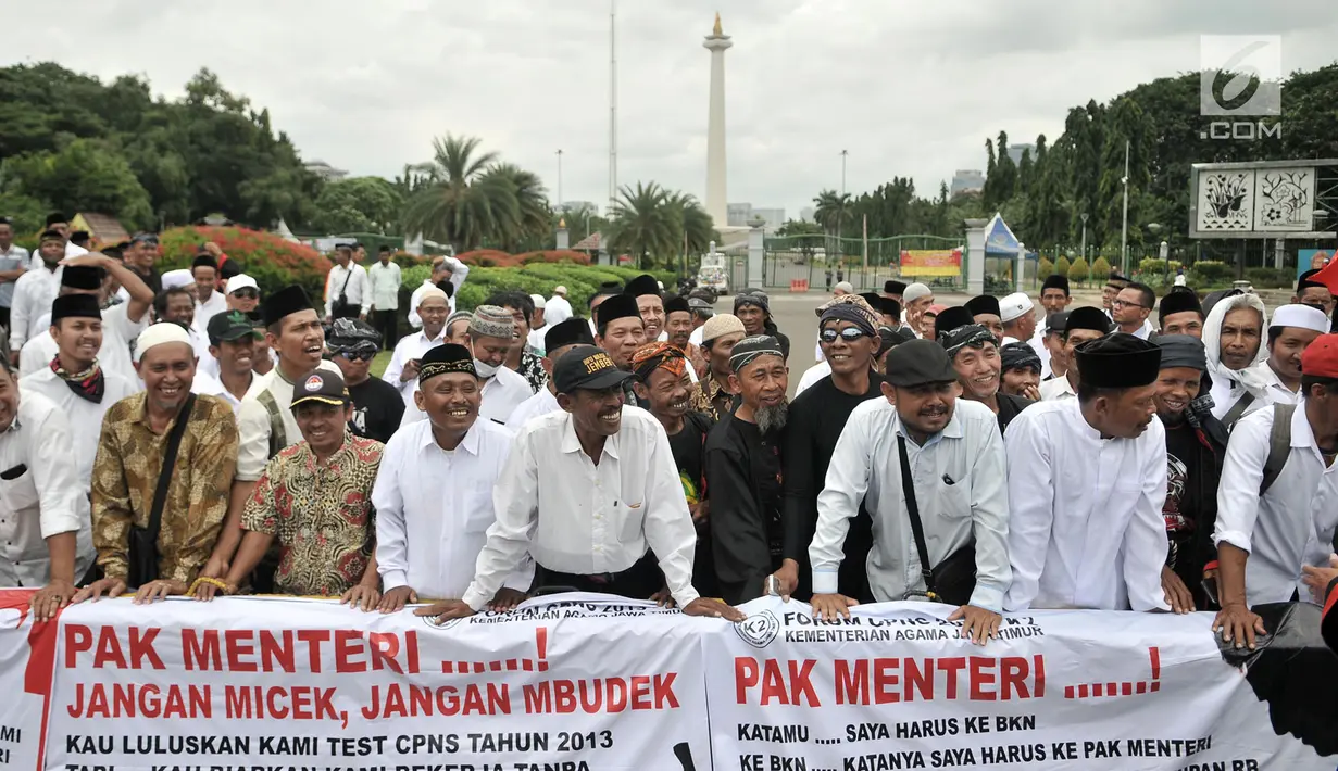 Massa yang tergabung dalam Forum CPNS K2 Kemenag (FCKK) Jawa Timur saat menggelar aksi di depan Istana, Jakarta, Senin (11/3). (merdeka.com/Iqbal S. Nugroho)