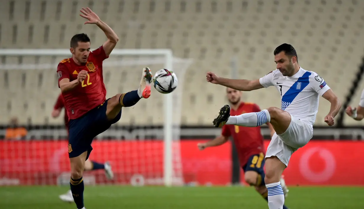 Pemain depan Spanyol Pablo Sarabia (kiri) berebut bola dengan bek Yunani Georgios Tzavelas pada laga Kualifikasi Piala Dunia 2022 zona Eropa Grup B di Olympic stadium, Jumat (12/11/2021) dini hari WIB. Spanyol menaklukkan tuan rumah Yunani dengan skor 1-0. (ARIS MESSINIS/AFP)
