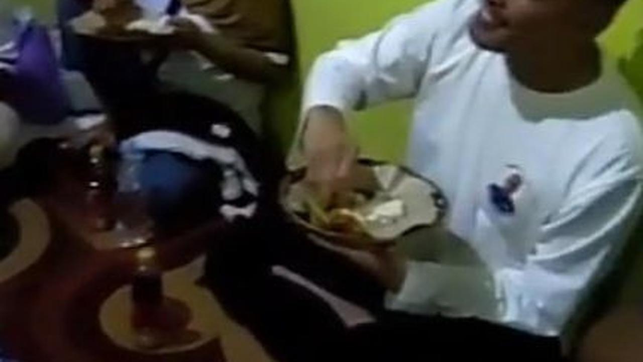 Tanggapan positif dari publik mengalir ke kolom komentar, mengapresiasi keramahan pasangan ini dalam berbaur dengan warga.