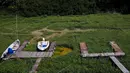 Perahu tergeletak pada dasar sungai kering di dermaga wisata di sepanjang Sungai Po, Torricella, Italia, 14 Juli 2022. Kekeringan Italia telah mengeringkan sungai-sungai penting untuk irigasi yang mengancam pertanian sekitar 3 miliar euro ($ 3,1 miliar), menurut lobi pertanian Italia Coldiretti. (AP Photo/Antonio Calanni)