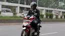 Pengendara mengoperasikan telepon seluler sambil mengendarai sepeda motor di Jalan Gatot Subroto, Jakarta, Kamis (8/3). Mengoperasikan telepon seluler sambil mengendarai akan diancam denda Rp 750 ribu (pasal 283 UU no 22/2009).(Liputan6.com/Arya Manggala)