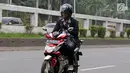 Pengendara mengoperasikan telepon seluler sambil mengendarai sepeda motor di Jalan Gatot Subroto, Jakarta, Kamis (8/3). Mengoperasikan telepon seluler sambil mengendarai akan diancam denda Rp 750 ribu (pasal 283 UU no 22/2009).(Liputan6.com/Arya Manggala)