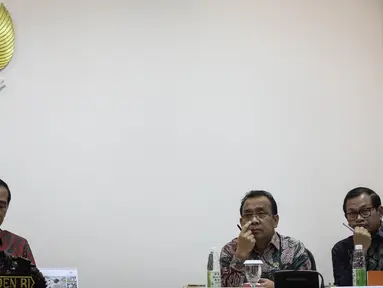 Presiden Jokowi (kiri) saat memimpin rapat terbatas di Kantor Presiden, Jakarta, Selasa (29/3/2016). Rapat membahas percepatan pembangunan Light Rail Transit (LRT) di Jabodetabek dan Palembang dalam rangka Asian Games ke-18. (Liputan6.com/Faizal Fanani)