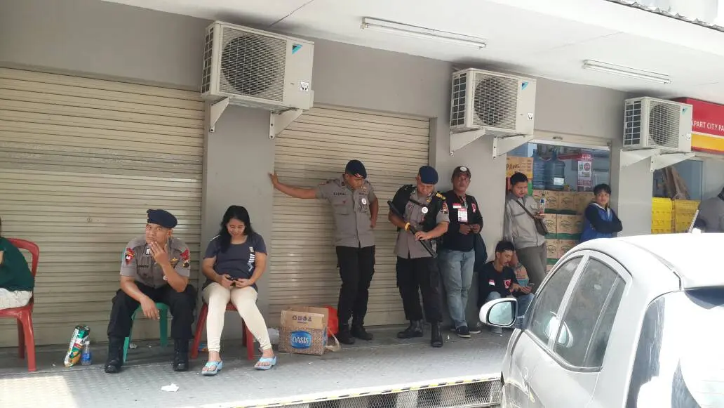Aparat keamanan berjaga di TPS 91 Apartemen City Park, Cengkareng (Liputan6.com/Rizki Akbar)