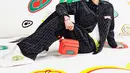 Setelah hadirkan jam tangan mewah, KAWS kembali hadir di koleksi busana Dior dengan desain yang fresh [Dior]