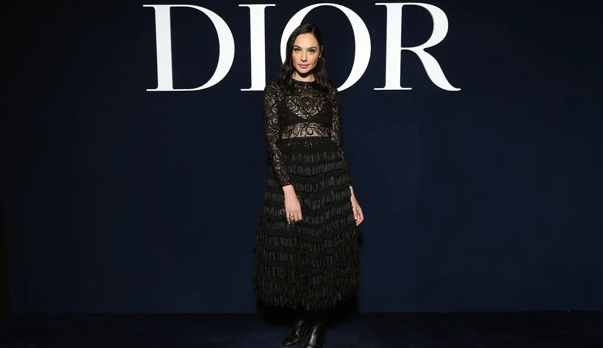 Turut hadir Gal Gadot yang tampil dengan gaun renda hitam Dior Cruise 2023 di atas bralette.  [Dok/Dior].