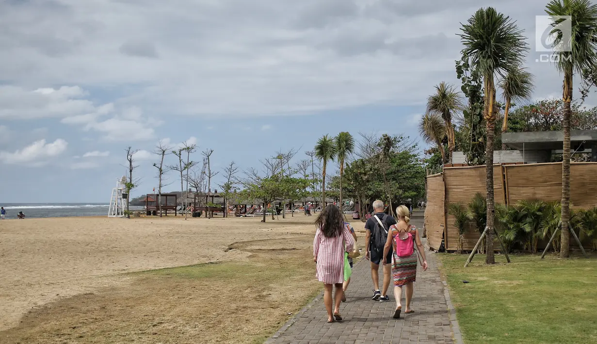 Wisatawan asing berjalan di sekitar Pantai Nusa Dua, Bali setelah gempa bumi, Senin (6/8). Aktivitas pantai Nusa Dua Bali masih ramai wisatawan asing setelah adanya gempa 7 pada skala richter yang berpusat di Lombok NTB. (Liputan6.com/Faizal Fanani)