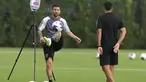 Penyerang Inter Miami, Lionel Messi menendang bola saat melakukan latihan di Florida Blue Training Center di Fort Lauderdale, Florida pada 20 Juli 2023. (AP Photo/Lynne Sladky)