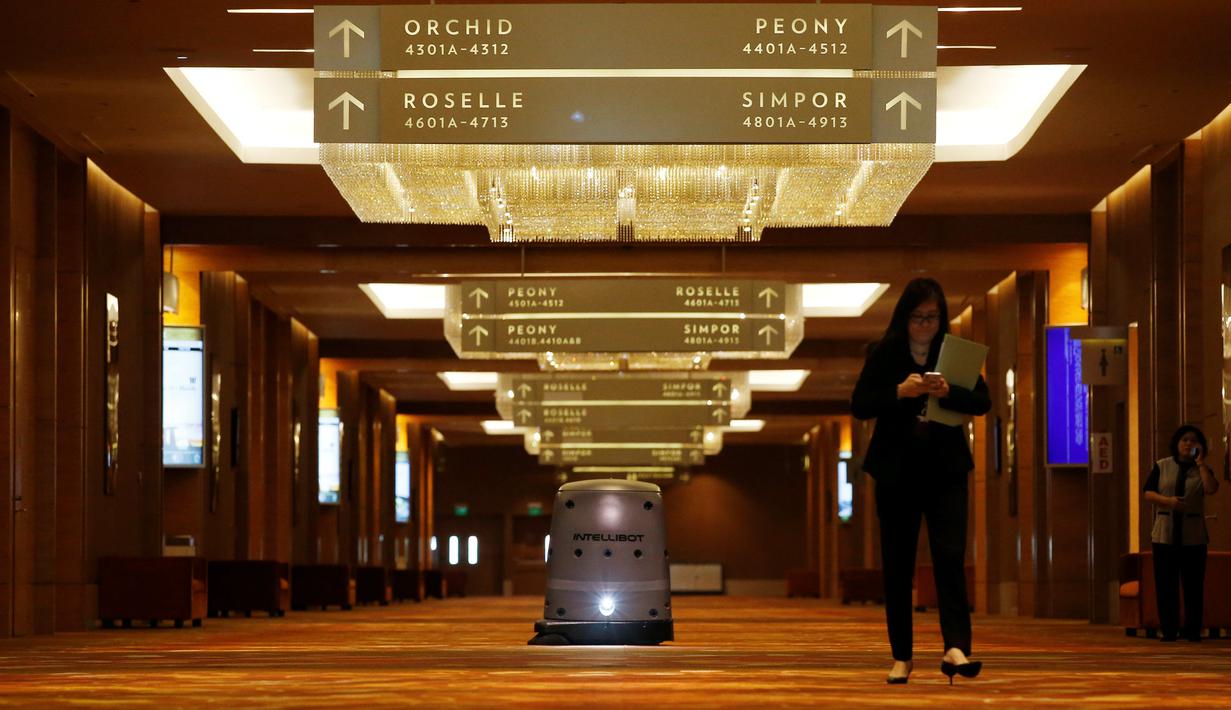 Robot pembersih lantai digunakan di pusat konvensi Marina Bay Sands, Singapura, (30/6).Proyek pengerjaan robot ini sedang digagas Singapura agar nantinya dapat membantu pekerjaan manusia. (REUTERS / Edgar Su)