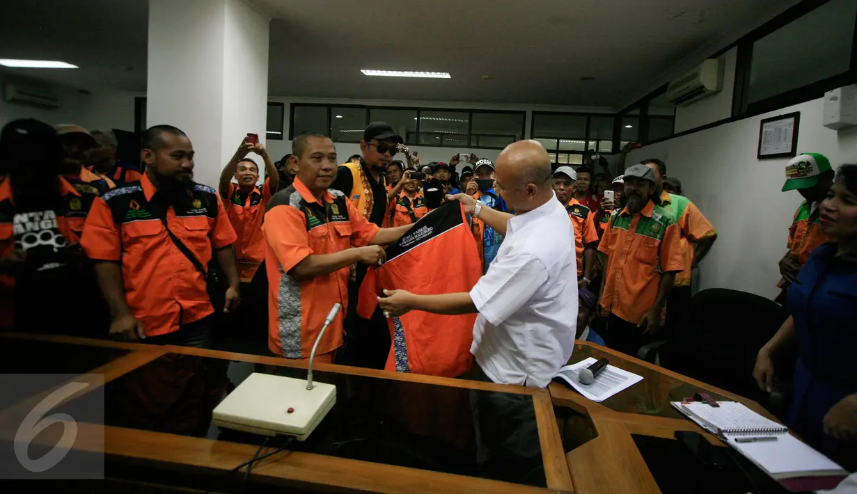 Perwakilan dari  juru parkir menyerahkan baju parkir kepada ketua DPRD saat audiensi dengan anggota DPRD Kota Yogyakarta,(17/6).Juru parkir meminta solusi relokasi lahan parkir di Jl Malioboro yang akan di tutup pada awal pril 2016.(Boy Harjanto)