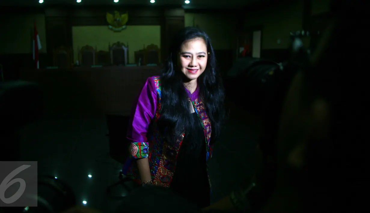 Terdakwa kasus korupsi proyek Kementerian PUPR, Damayanti Wisnu Putranti berjalan keluar ruang sidang Pengadilan Tipikor, Jakarta, Rabu (8/6). Mantan anggota DPR RI F-PDIP itu baru saja menjalani sidang perdana. (Liputan6.com/Helmi Afandi)