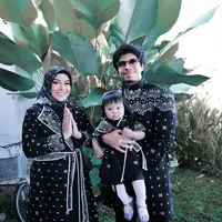 Aurelie Hermansyah dan Atta Halilintar juga memilih warna hitam untuk tema baju Lebaran mereka. Aurel, Atta, dan Ameena tampil seragam mengenakan baju berwarna hitam dengan motif ukiran-ukiran yang cantik berwarna putih. Foto: Instagram.