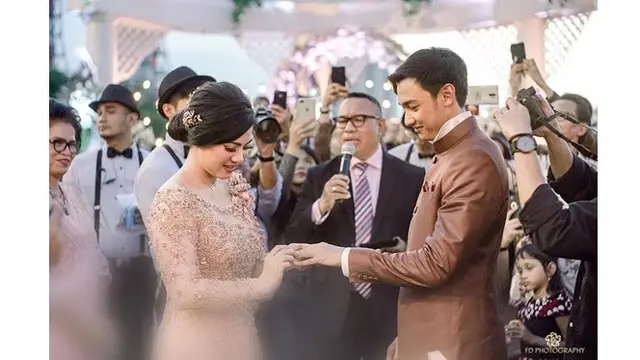 6 Momen Lamaran Resmi Caesar Hito dan Felicya Angelista, Romantis di Pinggir Pantai