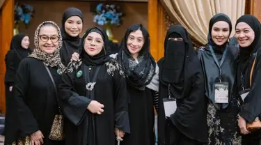 Sederet artis tampak menghadiri kajian Hubabah Ummu Salim, istri dari ulama besar asal Tarim, Yaman itu dengan busana muslim dan berhijab. Beberapa di antaranya pun bikin pangling. Seperti aktris senior Marini Soerjosoemarno yang datang bersama anaknya, Shelomita Diah. (Liputan6.com/IG/@_ummi_pipik_)