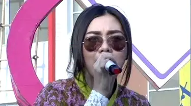 Vicky Shu membawakan lagu Pokoke Joged dalam acara inBox SCTV (26/08/2014).  