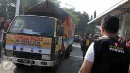 Sebuah truk berisi sembako resmi dilepas saat peresmian kegiatan operasi pasar Artha Graha Peduli yang bekerja sama dengan PD Pasar Jaya, di Balaikota Jakarta, Kamis (2/7/2015). (Liputan6.com/Helmi Afandi)