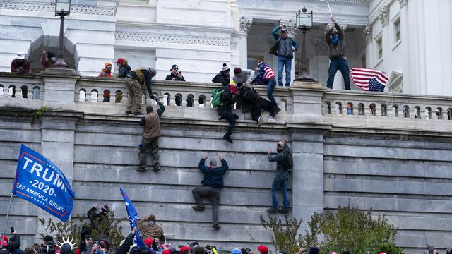 FOTO: Massa Pendukung Donald Trump Serbu Capitol Hill, 1 Orang Tewas