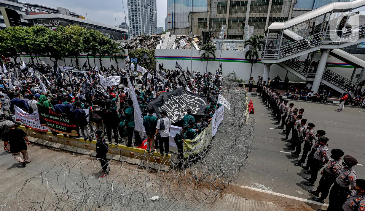 Sejumlah ormas Islam menggelar aksi kecam pernyataan Presiden Prancis di kawasan Sarinah, Jakarta, Rabu (4/11/2020). Dalam aksi unjuk rasa tersebut mereka mengecam pernyataan Presiden Prancis Emmanuel Macron yang diaanggap menghina Islam dan Nabi Muhammad. (Liputan6.com/Faizal Fanani)
