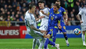 Ivan Sunjic dan Gianluca Mancini berebut bola dalam laga final play-off kualifikasi Piala Dunia 2026 antara Bosnia vs Italia di Zenica, 1 April 2026. (AP Photo/Armin Durgut)