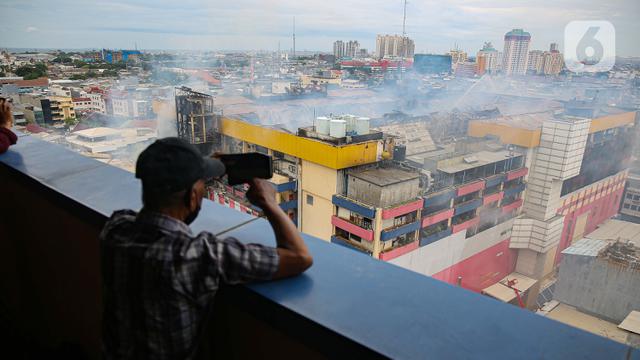 Pasca-Kebakaran Hebat, Petugas Gulkarmat Jakarta Berjibaku Dinginkan Glodok Plaza