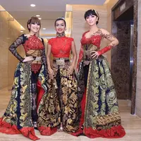 Lama tidak muncul di layar televisi dalam satu panggung, akhirnya Cecepy bertemu kembali. Diakui ketiganya, karena kesibukan masing-masing lah yang menjadi alasan mereka jarang terlihat bersama. (Instagram/Ayutingting_92)