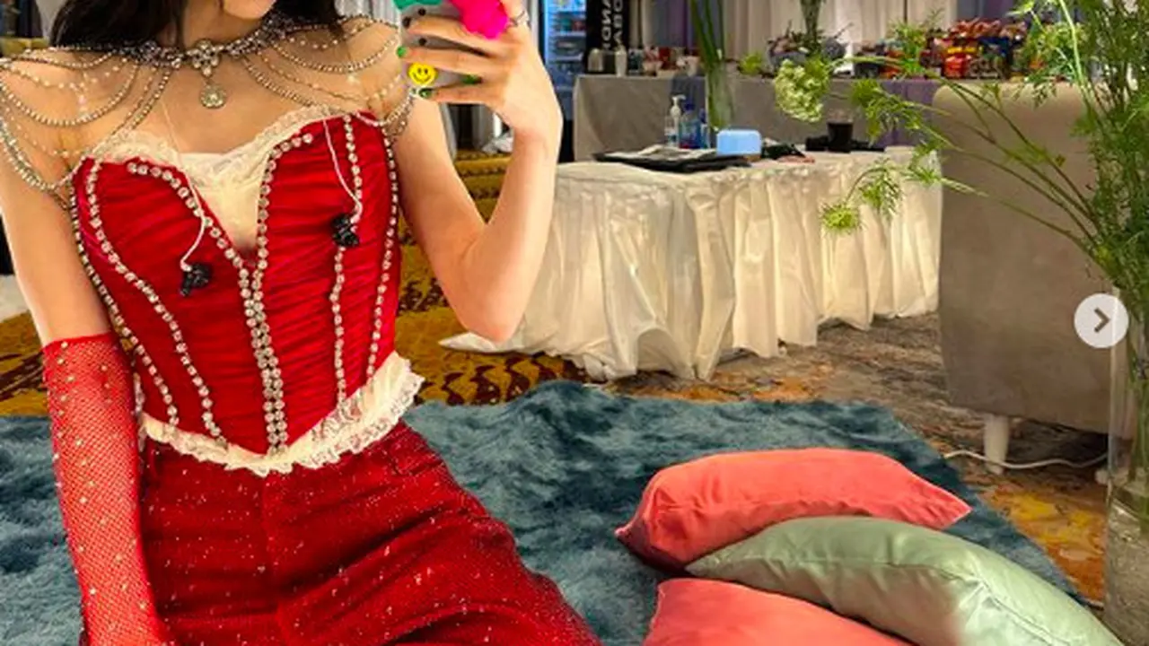Taeyeon Pamer Camilan Khas Indonesia Saat di Backstage, Warganet: Itu Raiders Apa Snack Ulang Tahun
