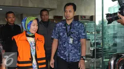 Atty Suharti Tochija berjalan usai menjalani pemeriksaan di Gedung KPK, Jakarta, Rabu (28/12). Atty diperiksa sebagai saksi terkait kasus dugaan korupsi pembangunan Pasar Atas Baru Cimahi tahap II tahun 2017. (Liputan6.com/Helmi Affandi)