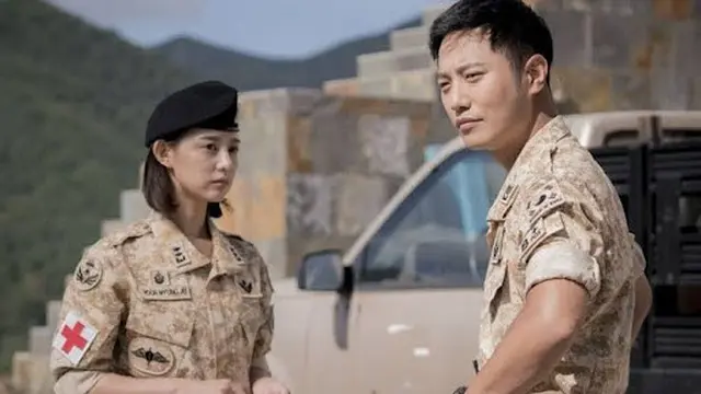 Seo Dae Young dan Yoon Myung Ju - Descendents of the Sun (2016)