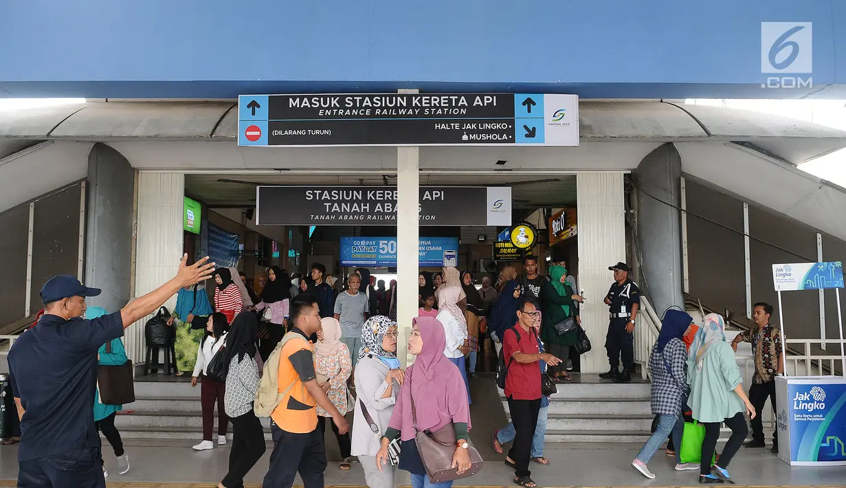 Pejalan kaki keluar dari Stasiun Tanah Abang, Jakarta, Kamis (7/2). Mulai 7 Februari 2019, pejalan kaki yang menuju dan dari Stasiun Tanah Abang harus mengakses jembatan penyeberangan multiguna (JPM) atau skybridge. (Liputan6.com/Herman Zakharia)