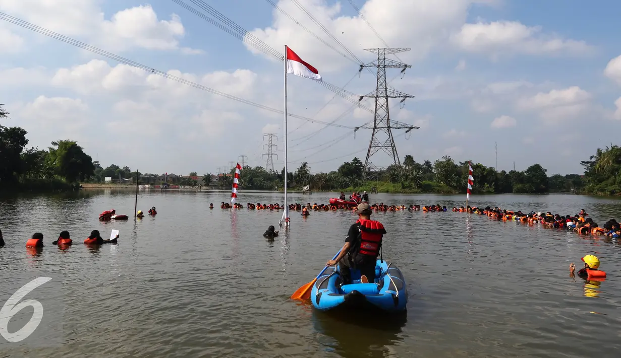 Suasana upacara Bendera HUT Kemerdekaan RI ke 71, yang diikuti sekitar 250 pelajar dan mahasiswa di Setu Tujuh Muara, Pamulang, Tangerang Selatan, Rabu (17/08). (Liputan6.com/Fery Pradolo)