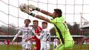 Kiper Leeds United, Kiko Casilla, berusaha menangkap bola saat melawan Crawley Town pada laga Piala FA di Stadion Broadfield, Minggu (10/1/2021). Leeds United takluk dengan skor 3-0. (AP Photo/Ian Walton)