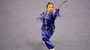 Atlet Wushu asal Kazakstan, Diana Traize saat beraksi, pada Kejuaraan Dunia Wushu 2015 di Istora Senayan, Jakarta, Minggu(15/11/2015). (Bola.com/Nicklas Hanoatubun)