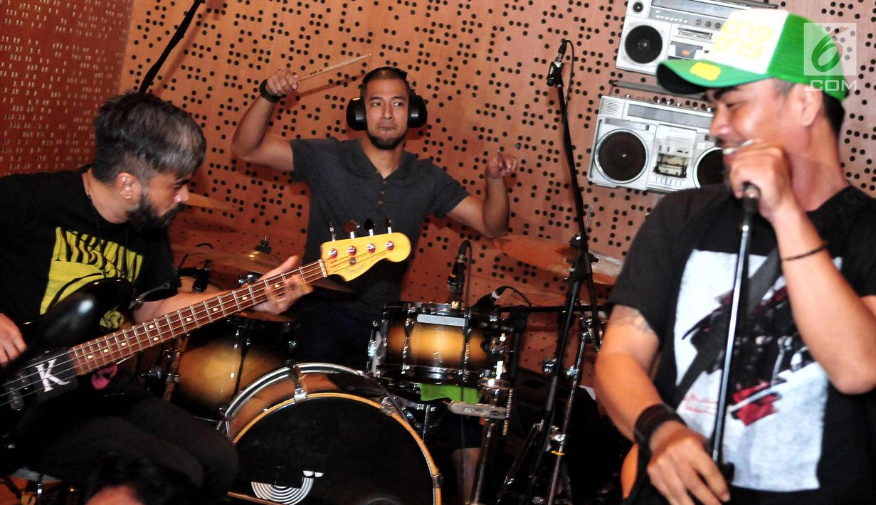Vokalis Iis 'Rodinda' bersama Marcell Siahaan saat latihan singel berjudul "Indonesia Bersatu" di Nu Straight Studio Cipete, Jakarta, Selasa (14/11). (Liputan6.com/Helmi Afandi)